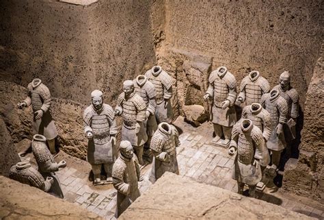 Mausoleum of Emperor Jingdi:  A Historical Oasis Amidst Ancient Terracotta Warriors!