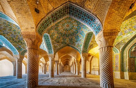  The UNESCO-Protected Vakil Mosque: A Majestic Tapestry of Architecture and History!